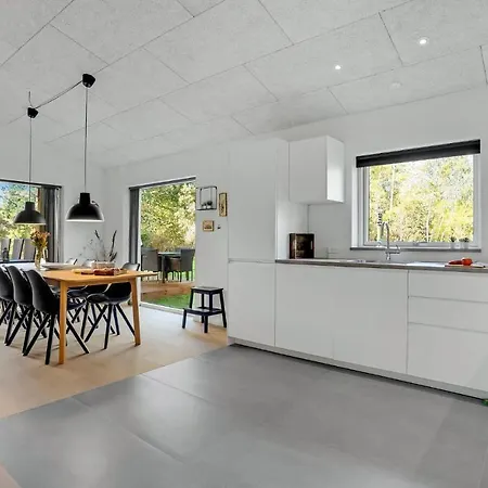 Holiday home Stunning In With Kitchen